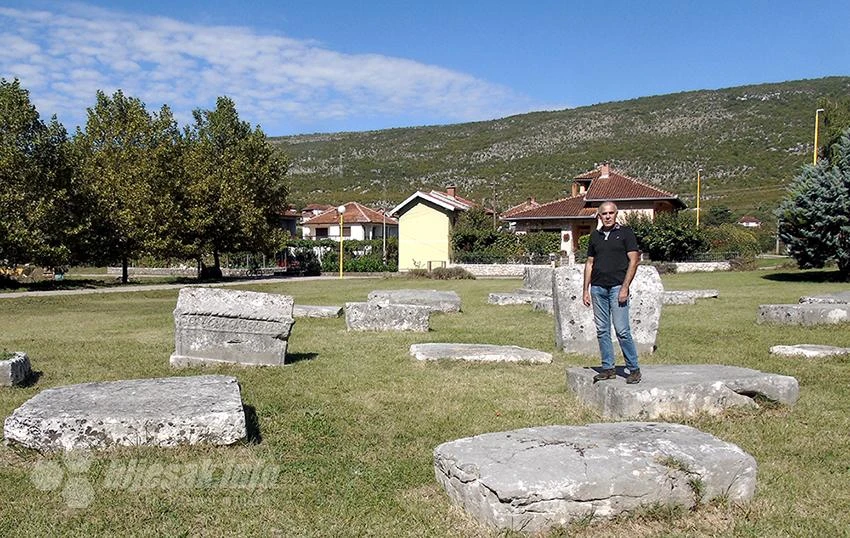 Ljubinje: Tri crkve ispod jedne i nišan na pravoslavnom groblju