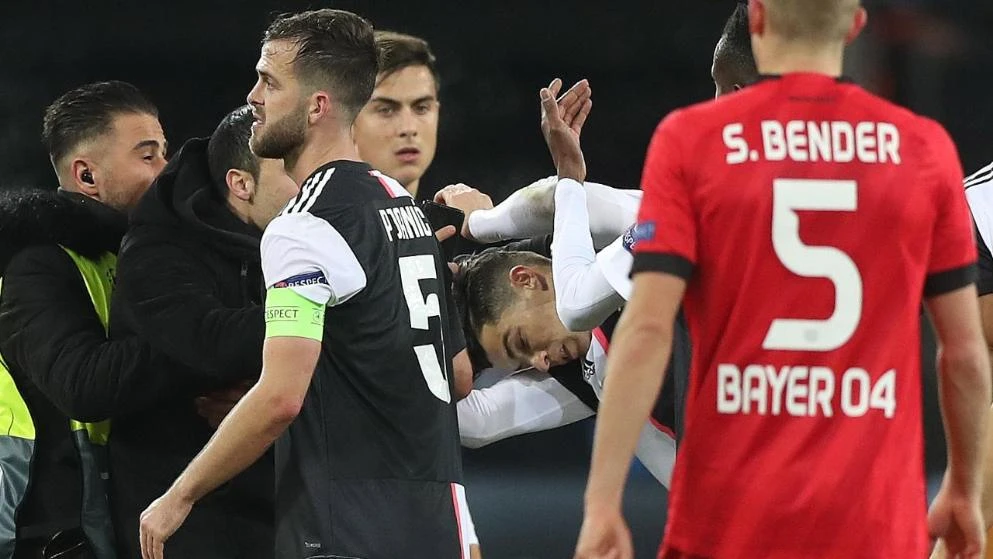 Uvijek na meti: Ronaldo se se zamalo potukao s navijačima u Leverkusenu!
