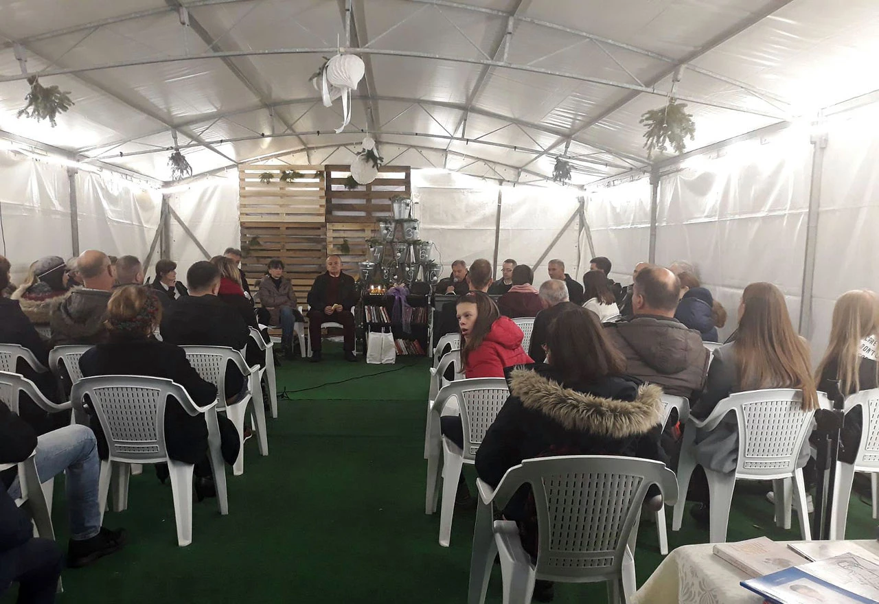 Ljubušaci razmjenjivali knjige i uživali u književnoj večeri