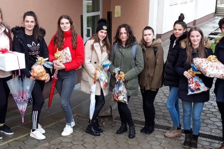 Srednjoškolci darivali male pacijente u Županijskoj bolnici u Livnu