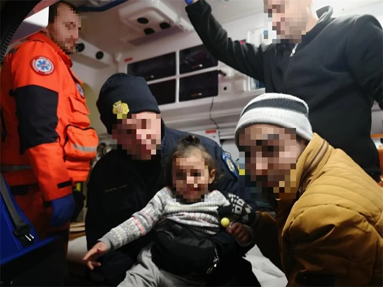 S ličke Plješivice spašena trudnica, dvoje djece i dva muškarca 