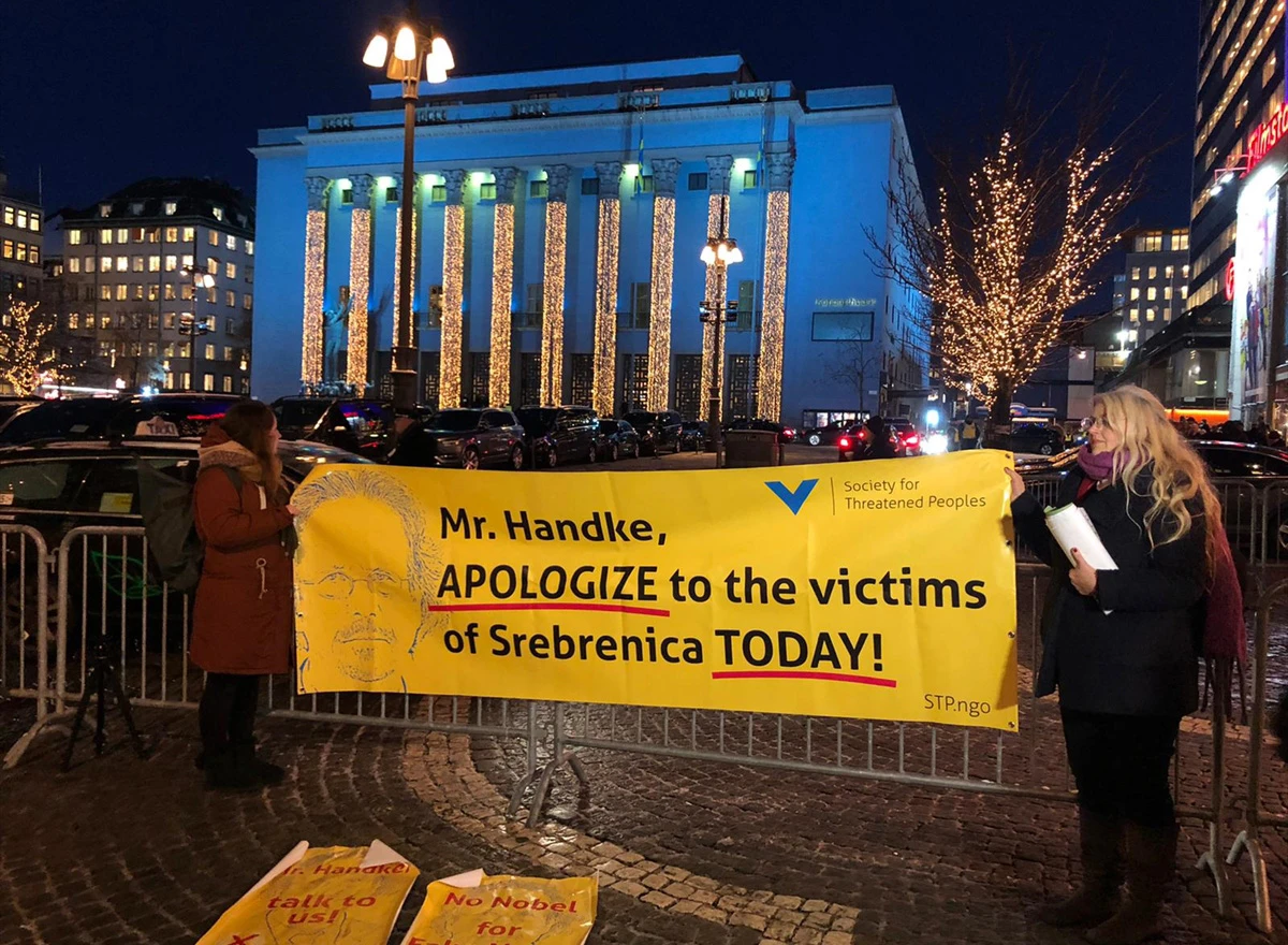 Počelo okupljanje ispred dvorane u kojoj će bit dodijeljena Nobelova nagrada Handkeu