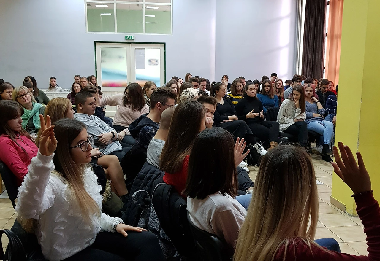 Mladi žele zaustaviti korupciju, ali roditelji 'ne daju'
