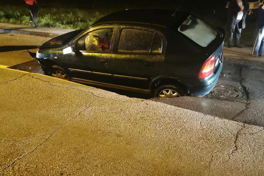 Zagreb: Vozilo propalo u ogromnu rupu na prometnici, vozač ozlijeđen