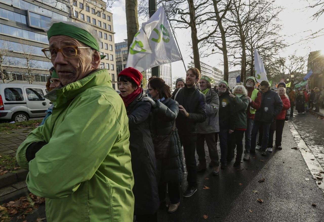 Tisuće ljudi formirale ljudski lanac u Bruxellesu zbog klime