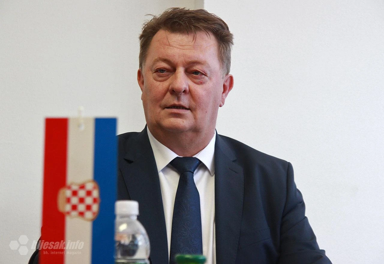 Ćosić: Donio sam odluku o razrješenju ministra Borasa