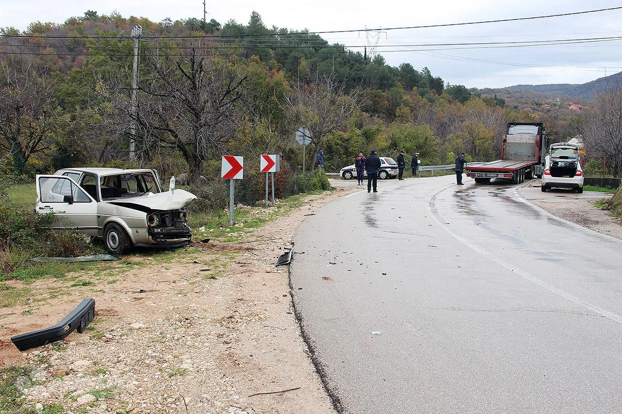 Hodbina: Vozač Golfa ozlijeđen nakon sudara s tegljačem