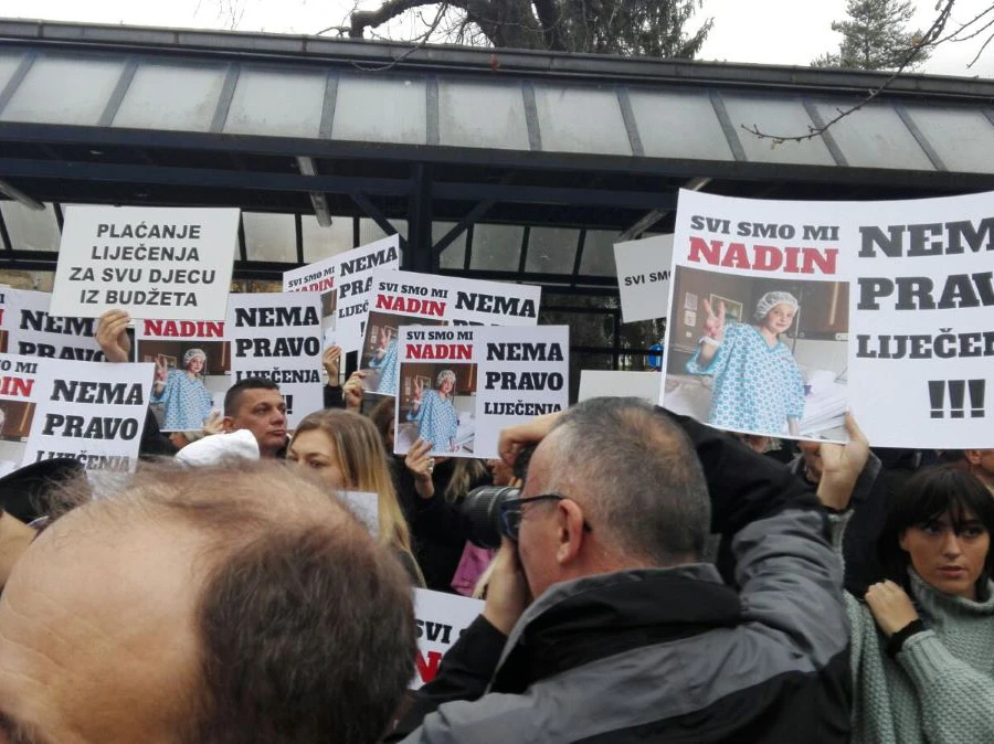 Prosvjed ispred KCUS-a zbog odbijanja liječenja djevojčice
