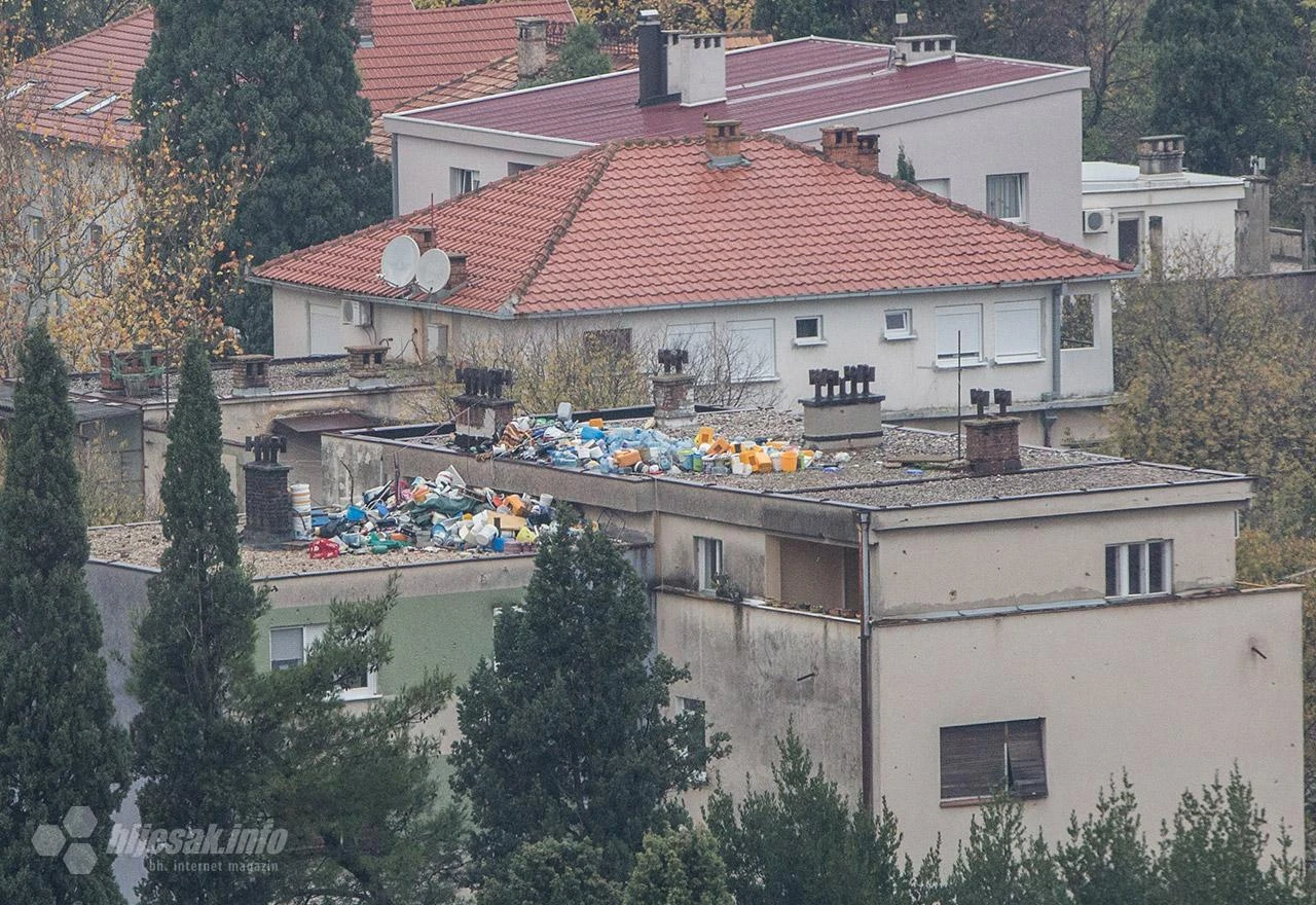 Smeće na mostarskom krovu: Već 25 godina nitko ne poduzima ništa