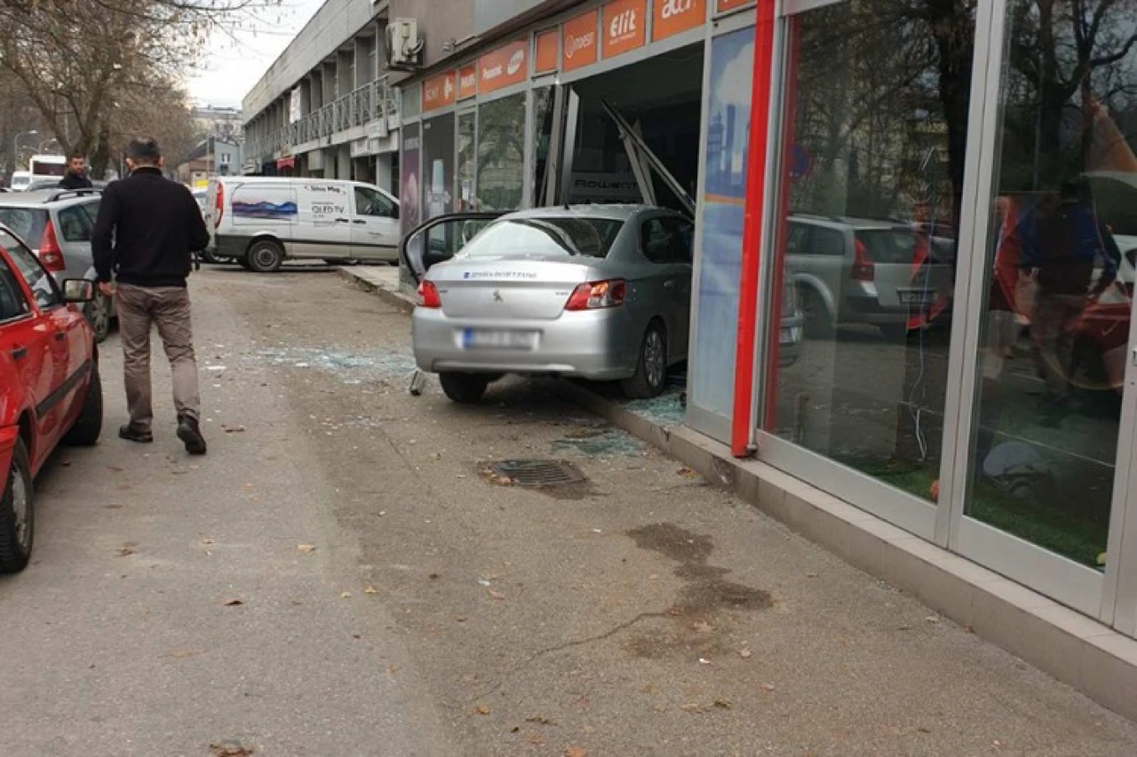 Automobilom uletio u izlog