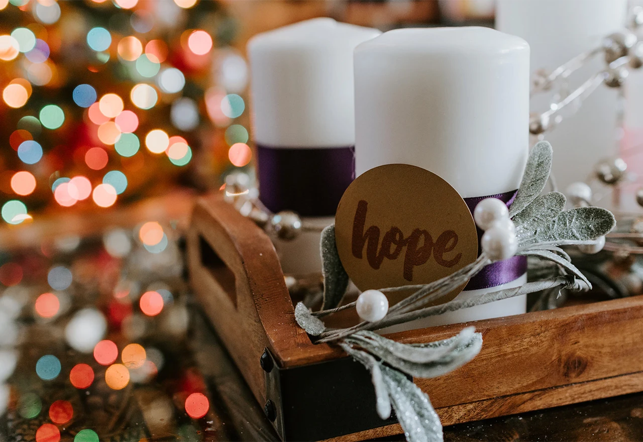 Počelo je došašće - na adventskom vijencu gori prva svijeća