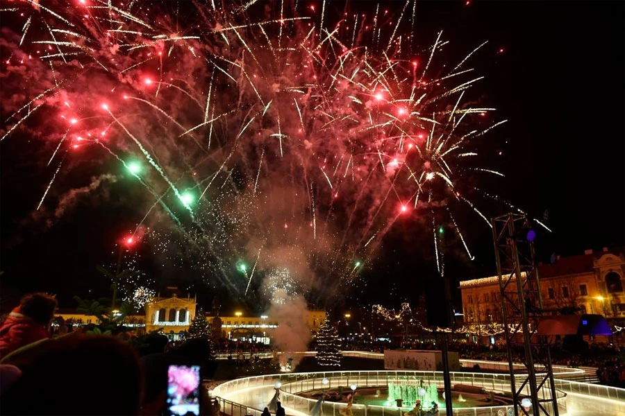 Počeo Advent u Zagrebu: Bandić upalio prvu adventsku svijeću