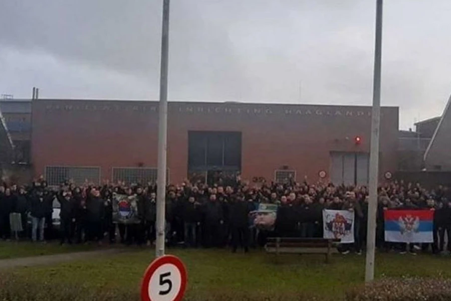  Navijači Partizana ispred zatvora u Hagu bodrili Ratka Mladića
