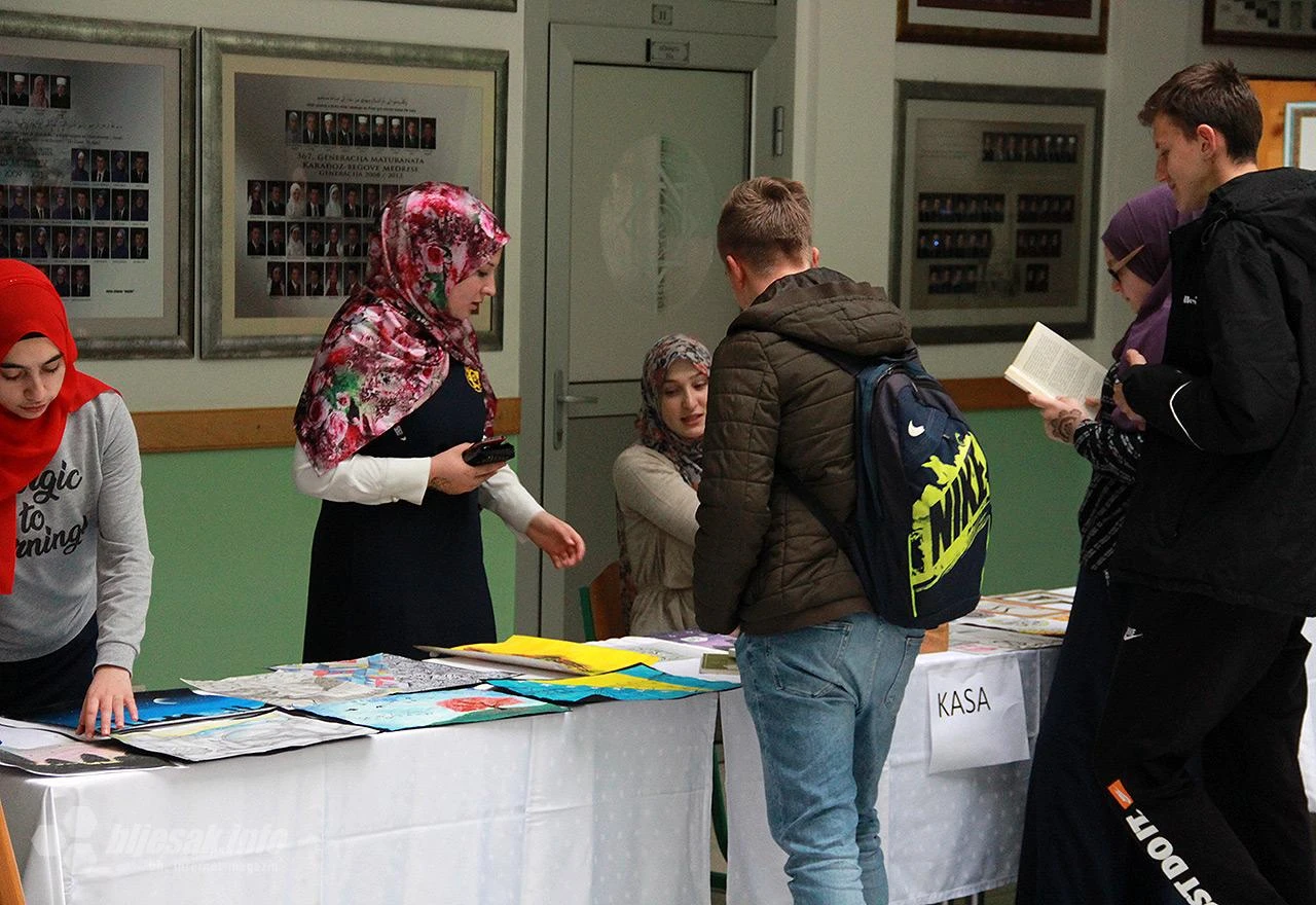 Mostar: Održan humanitarni bazar u Karađoz-begovoj medresi