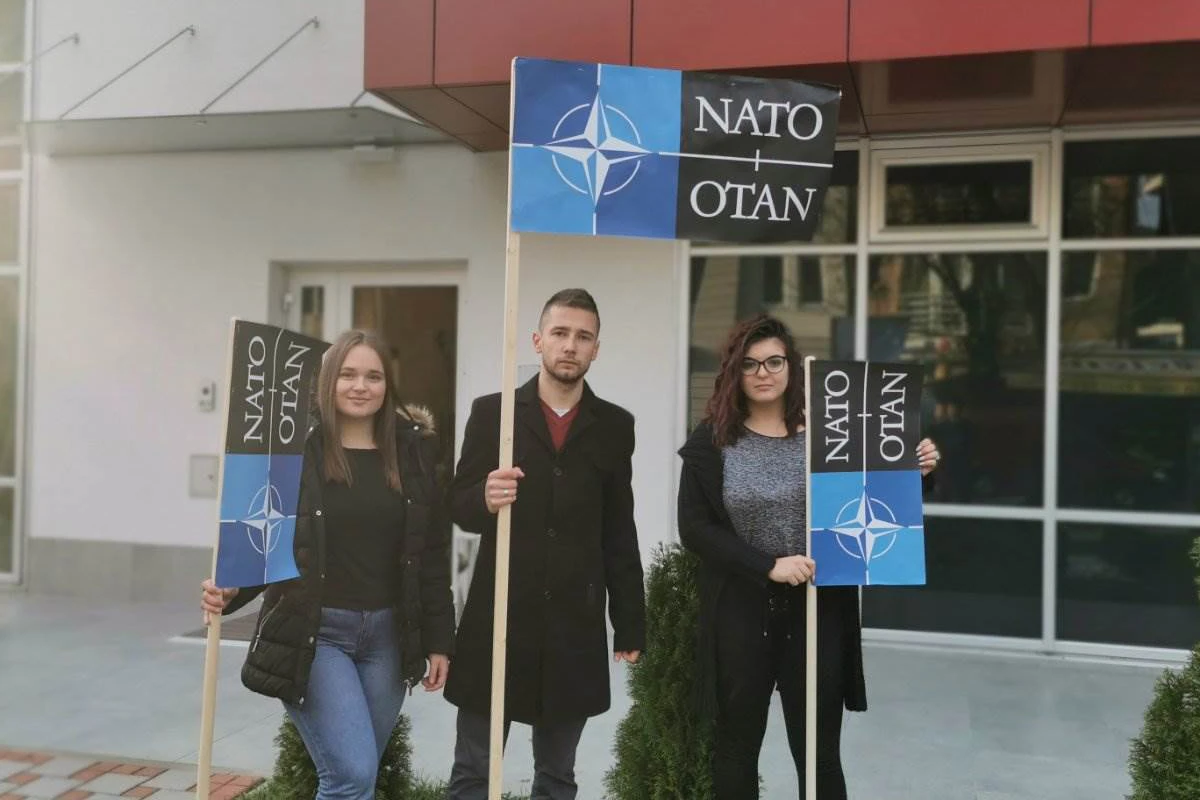 Begić postavio zastavu NATO-a ispred SNSD-a