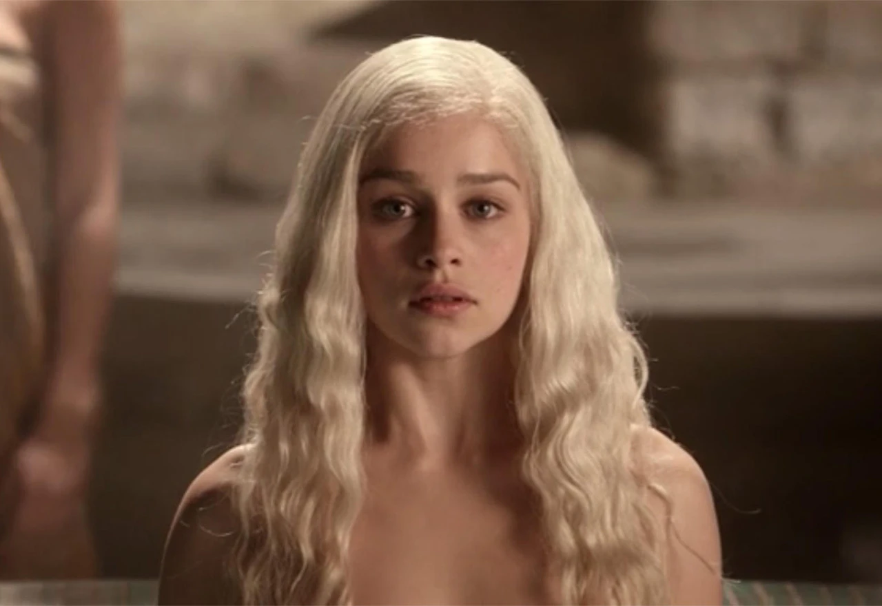 Emilia Clarke otkrila da je bila primorana snimiti scene bez odjeće