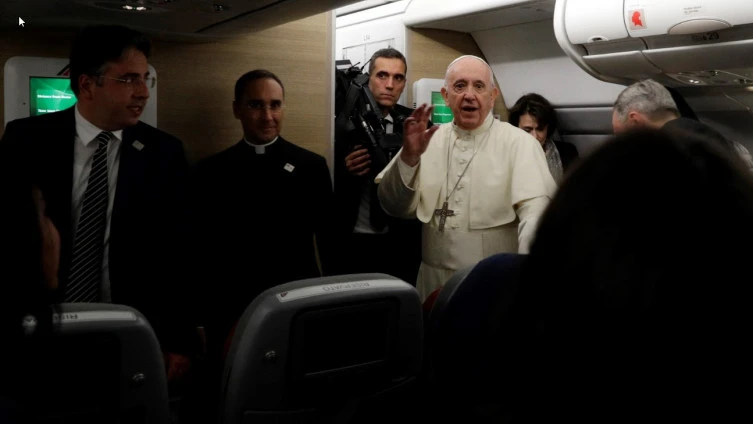 Papa Franjo iz aviona iznad BiH pozdravio Komšića i građane