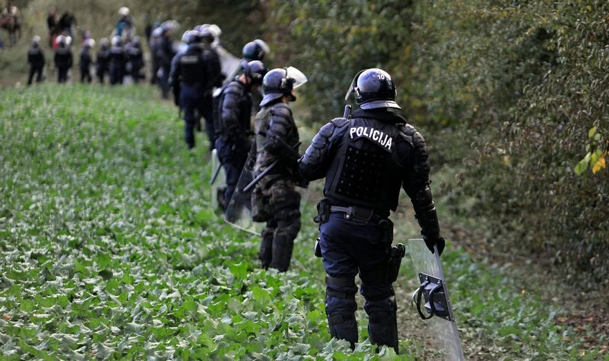 Ozlijeđeni migrant u Gorskom kotaru propucan policijskom sačmaricom