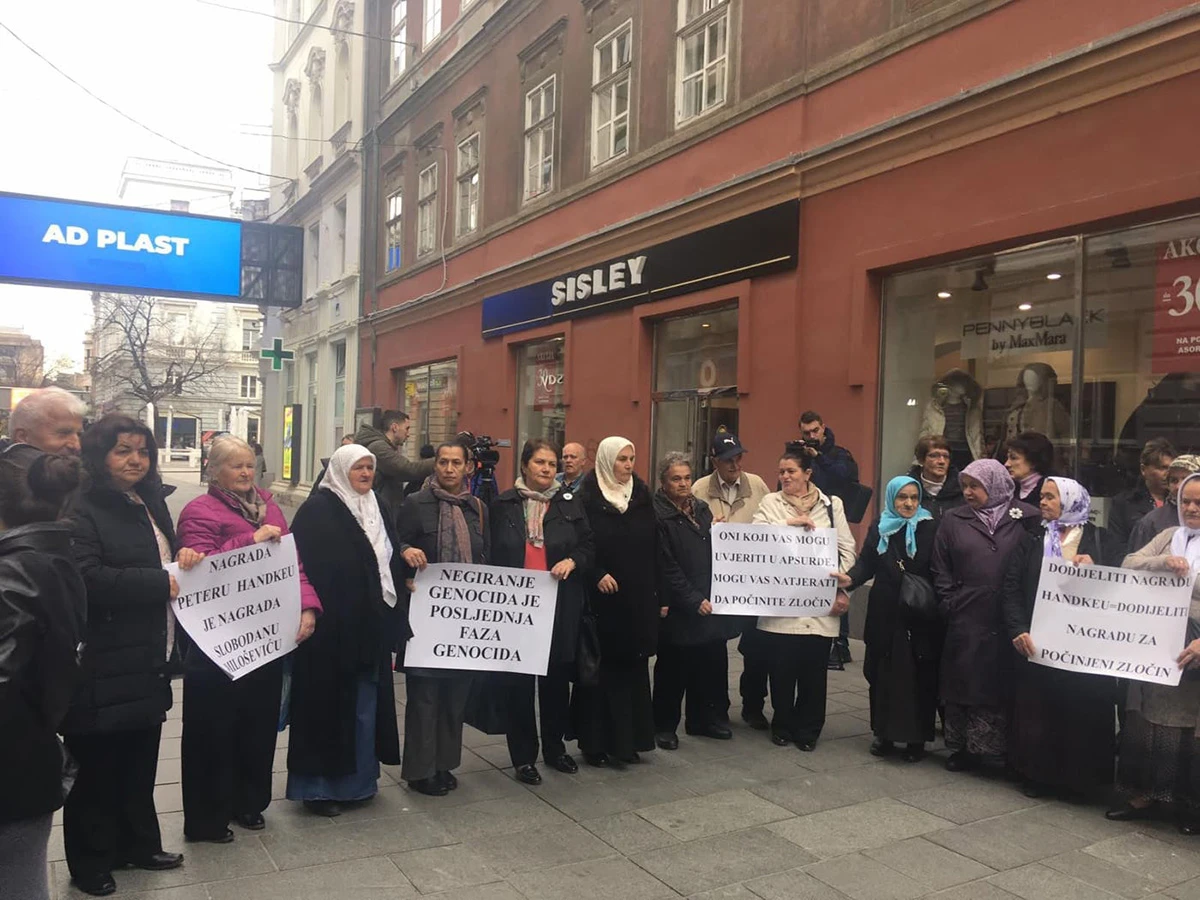 Novi mirni prosvjed ispred Veleposlanastva Švedske