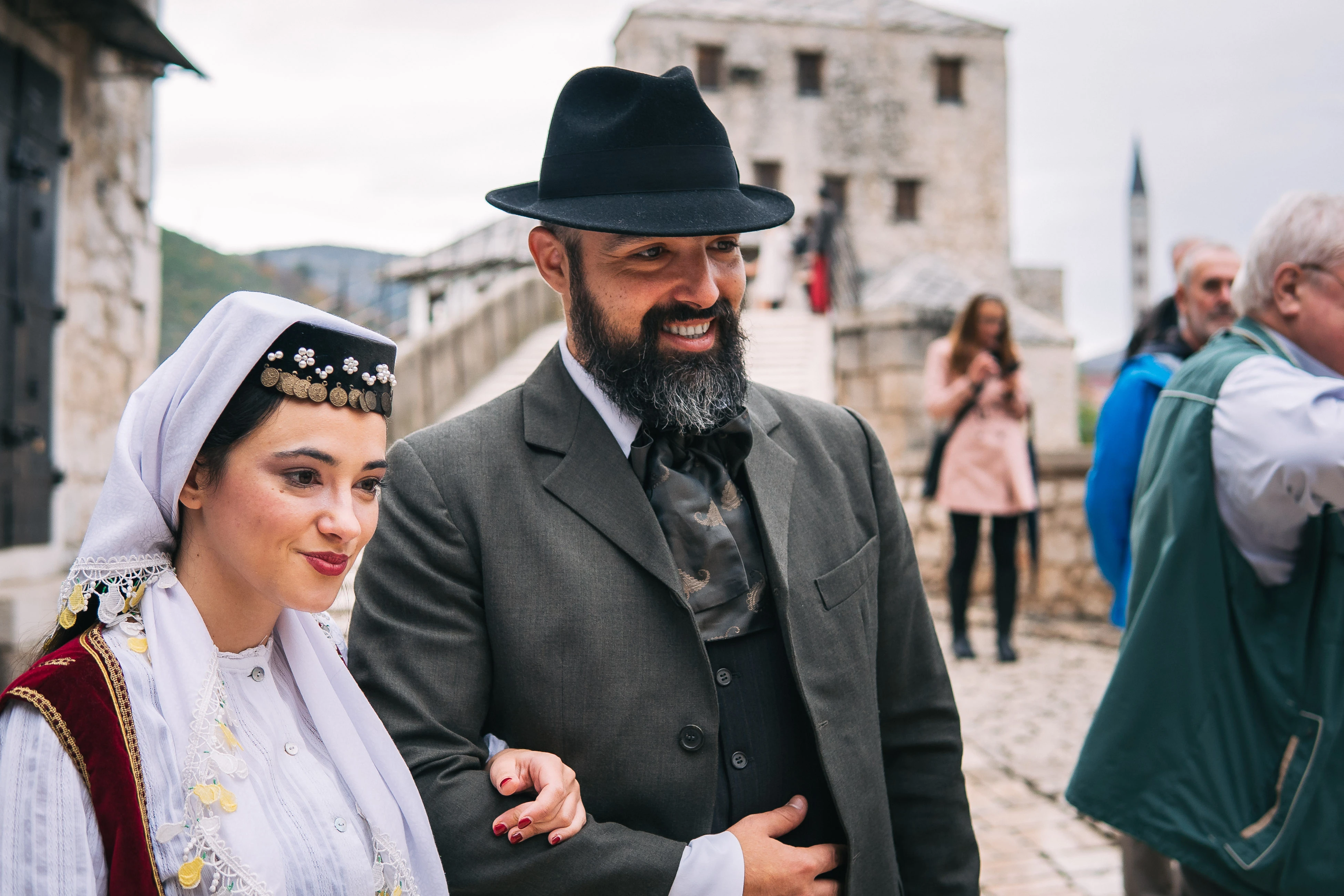 Emina i Aleksa – ruku pod ruku preko Staroga mosta