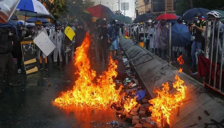Hong Kong: Policija naoružanim prosvjednicima prijeti pravim mecima