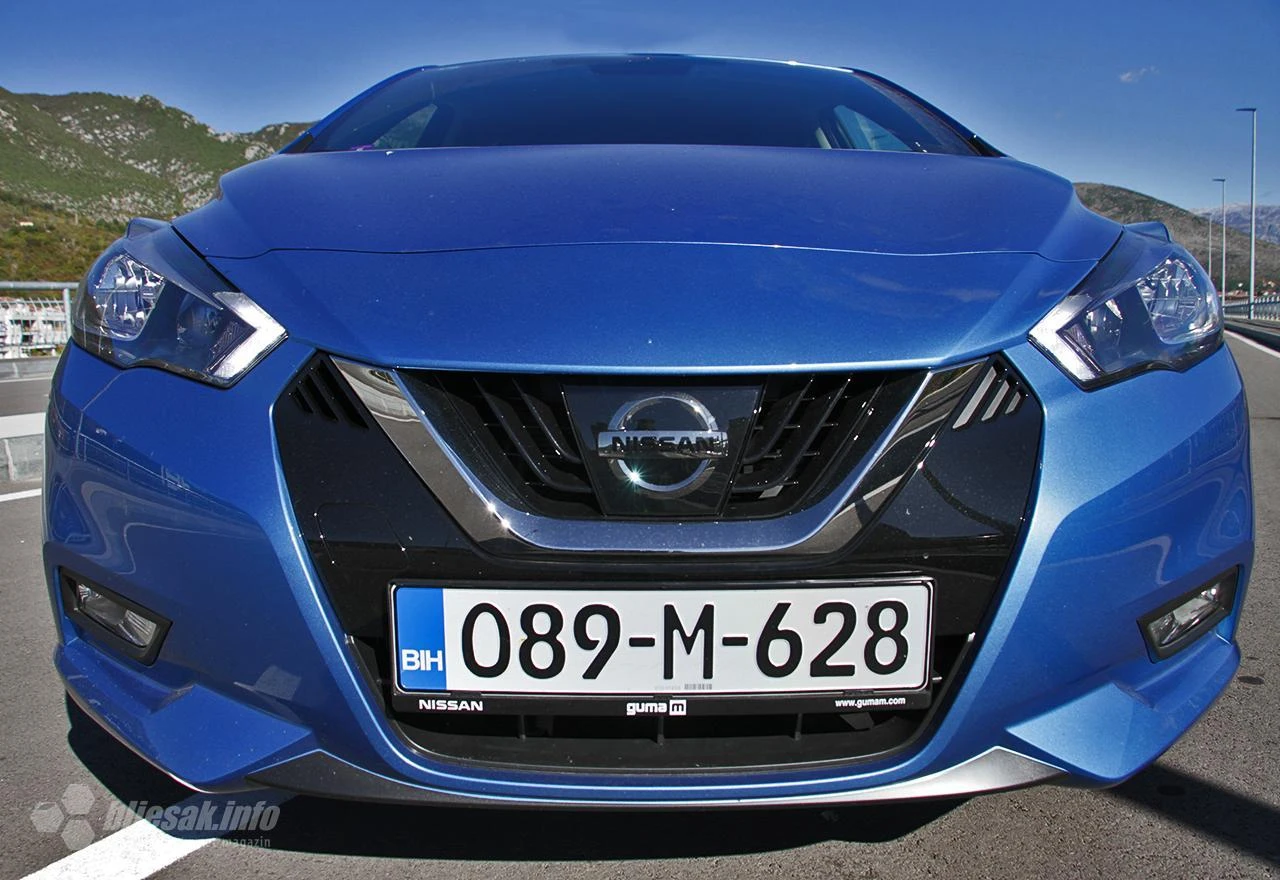 Nissan povlači blizu 450.000 vozila