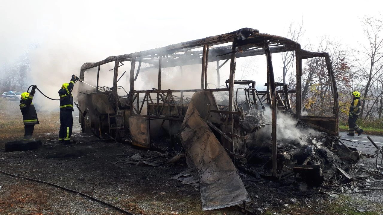 U potpunosti izgorio autobus koji je prevozio 22 djece