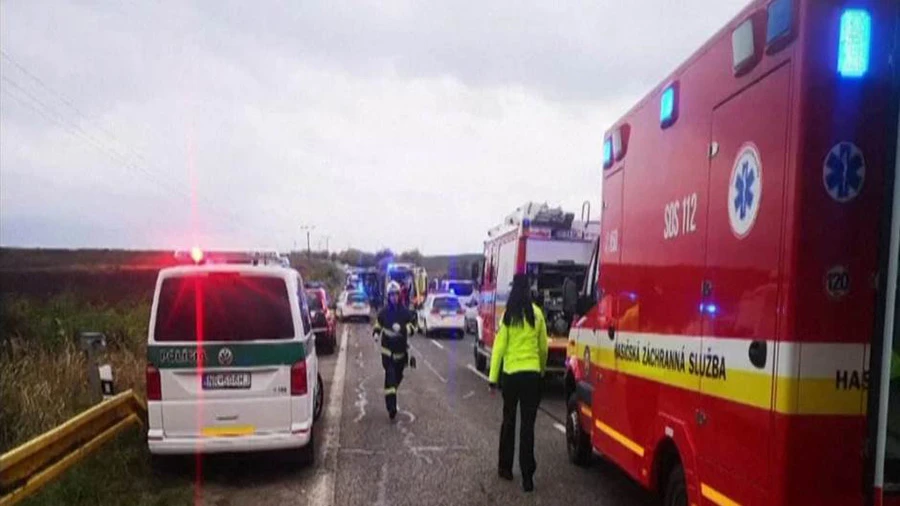 Veliki broj stradalih u sudaru kamiona i autobusa