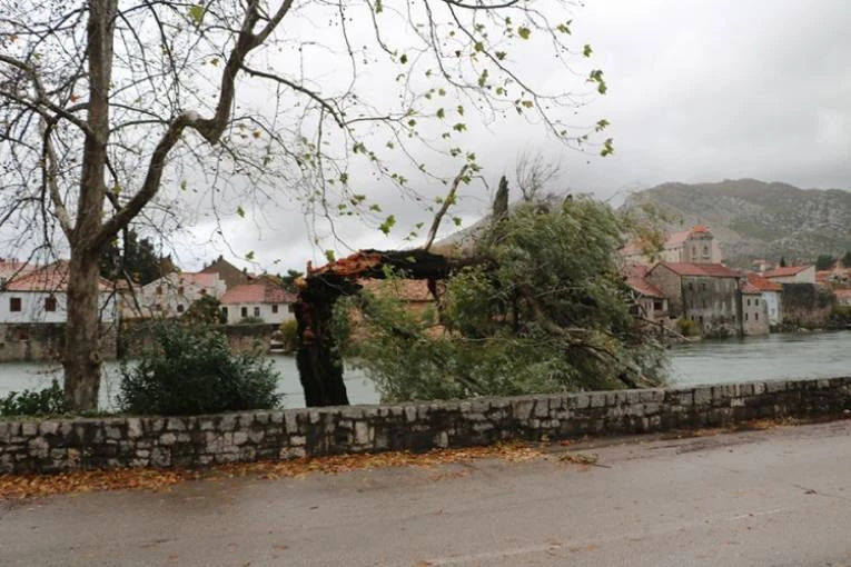 Olujno nevrijeme pogodilo Trebinje, voda ušla u kuće