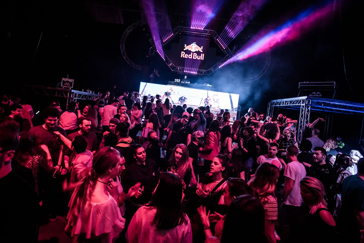 Hip hop, RnB i dašak L.A. rapa u specijalno preuređenoj Zetri