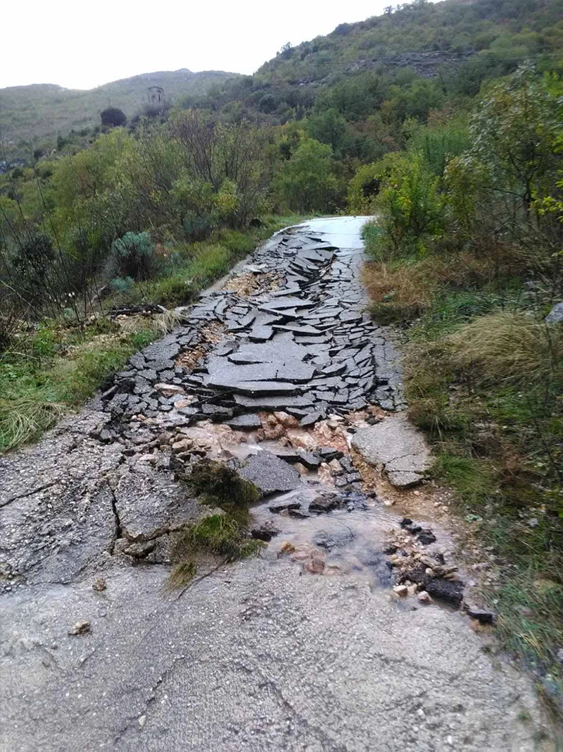 Kišna apokalipsa u Ravnom, bujice odnijele cestu