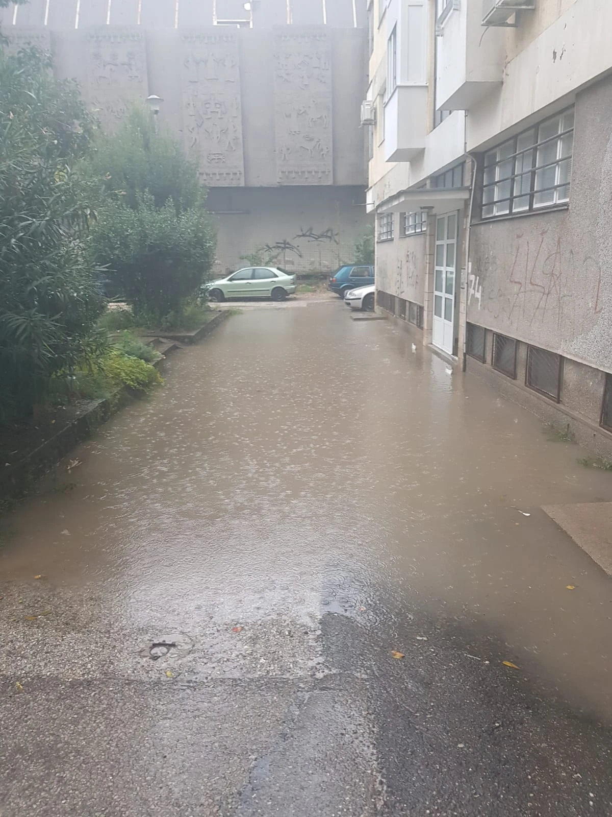 Začepljeni šahtovi i bujice vode onemogućavaju Mostarcima ulazak u zgradu