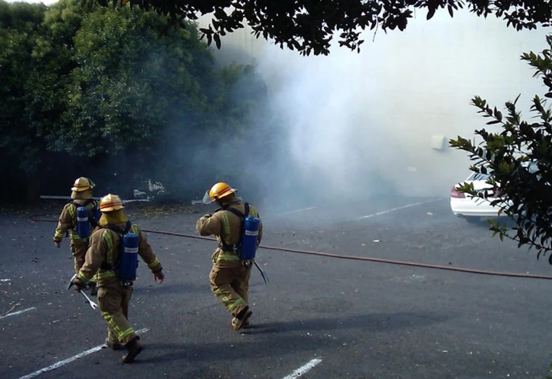 Tri osobe poginule, deseci ozlijeđenih, domovi uništeni u požarima