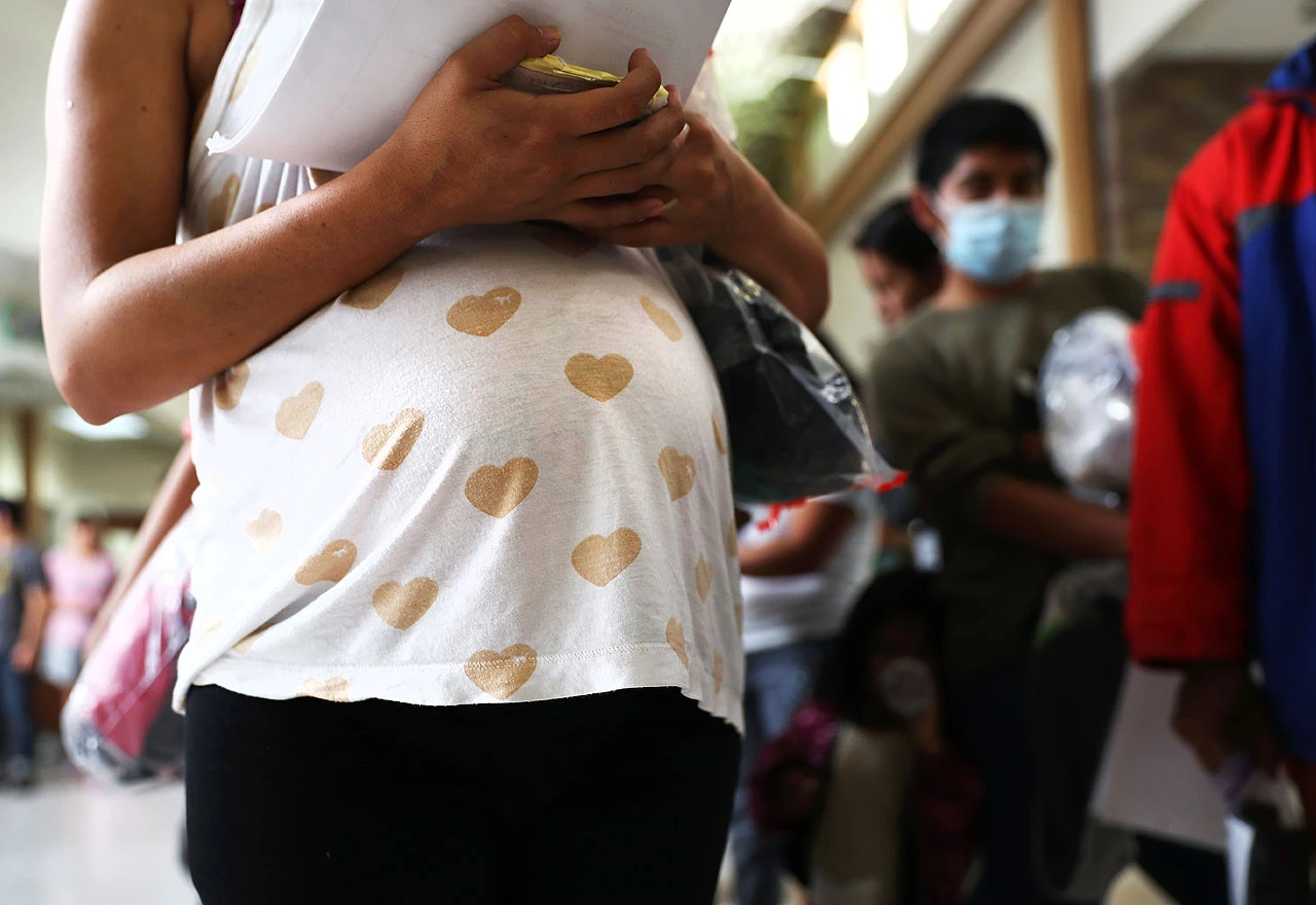 Policajci pomogli migrantici da se porodi u šumi