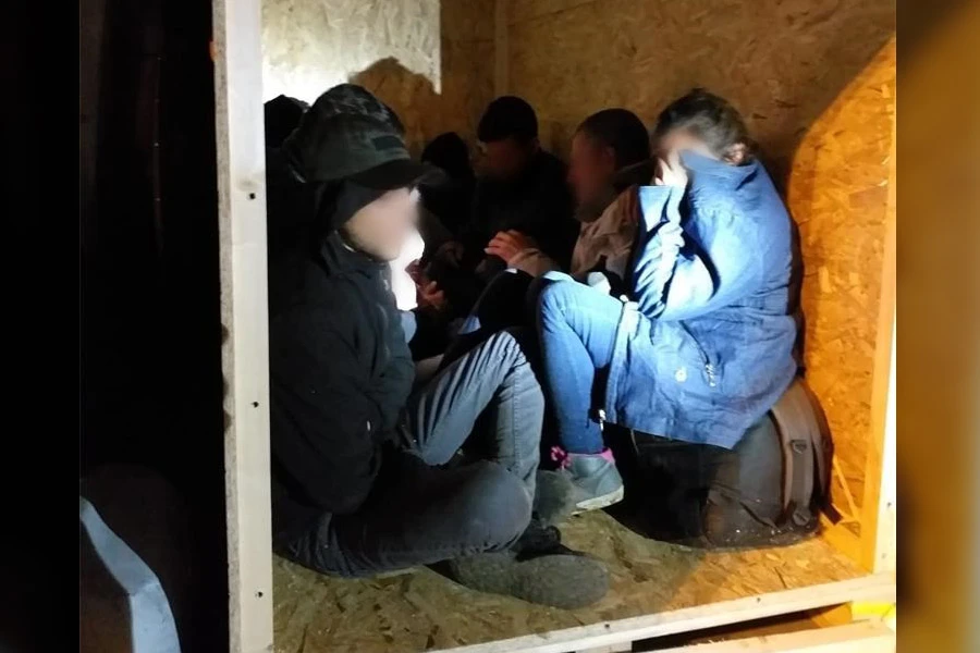 Hrvatska policija spasila život 9 migranata koji su bili skriveni u sanduku