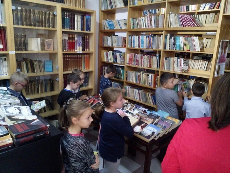 Ljubuški mališani oduševili se posjetom knjižnici