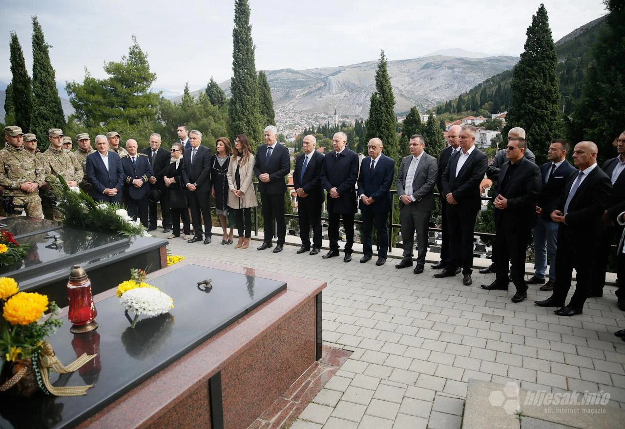 Vijenci i svijeće za Leutara i poginule branitelje