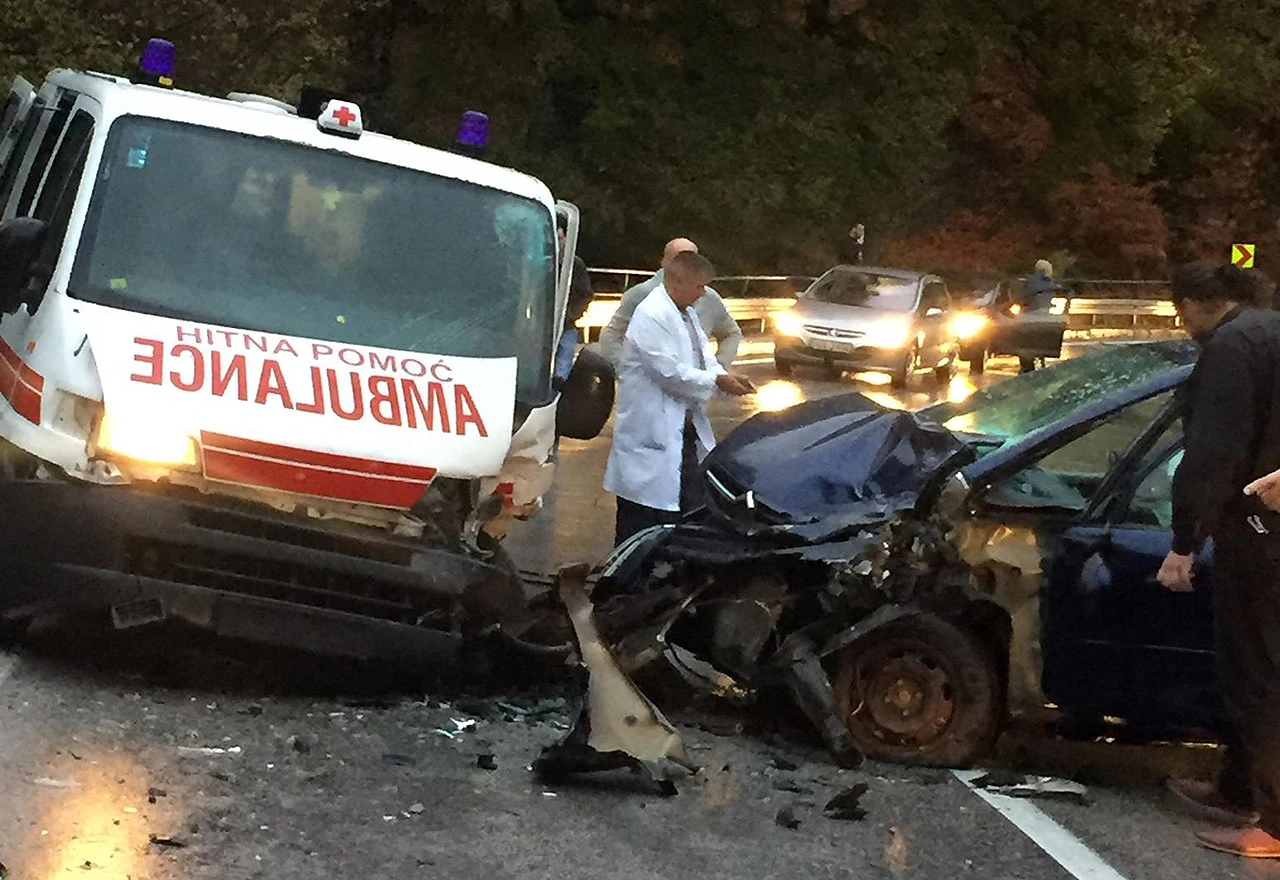 Teži sudar kombija hitne pomoći i osobnog automobila
