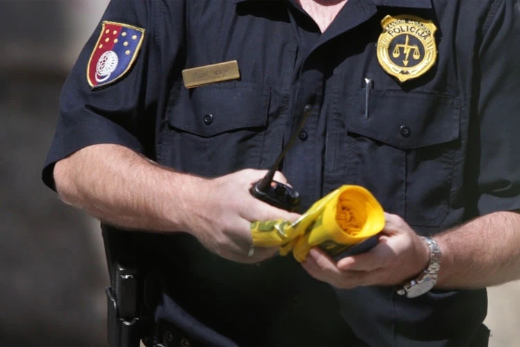 Policija štiti zakon u nezakonitoj uniformi