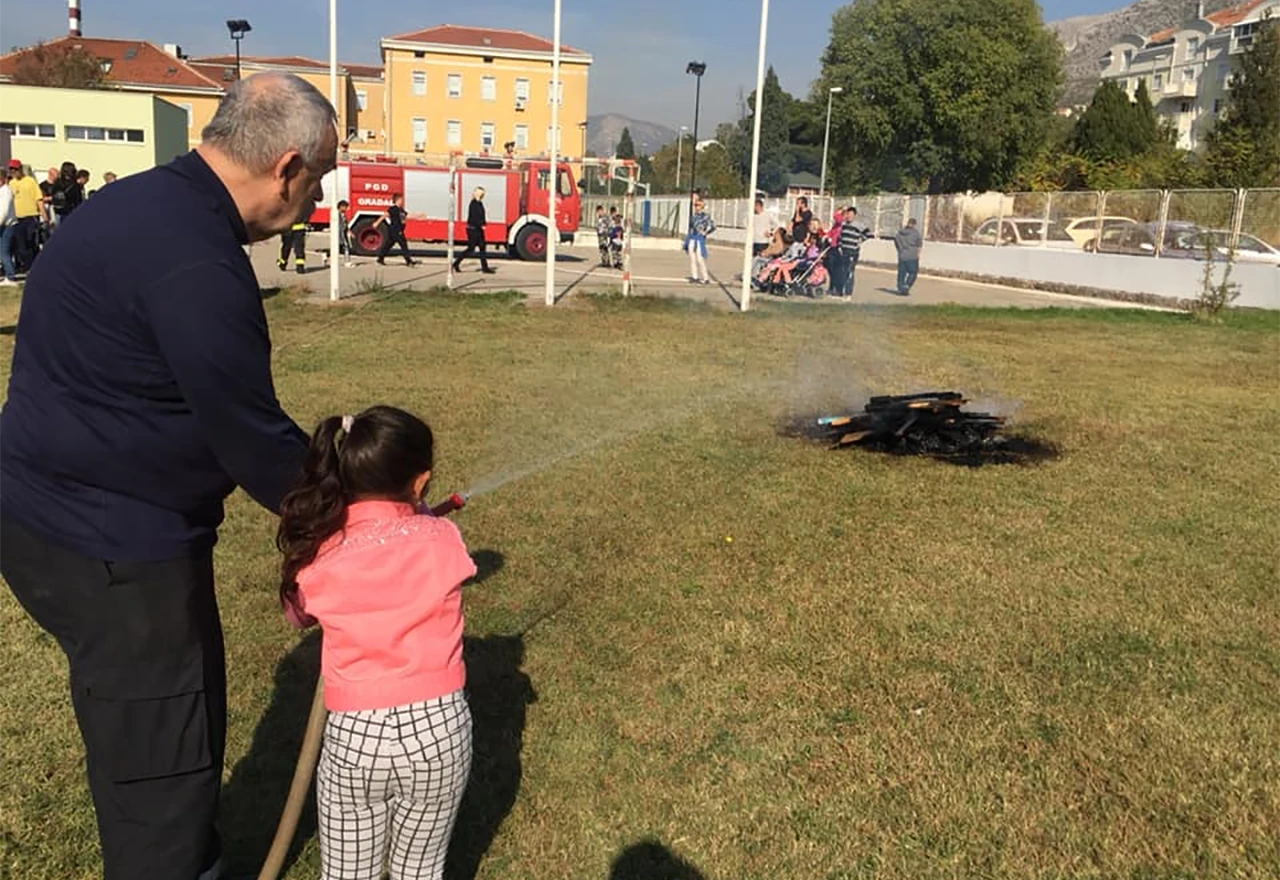 Vatrogasci u druženju s mališanima iz Los Rosalesa