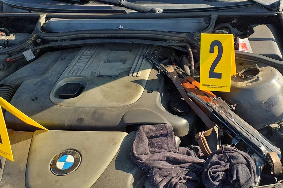 Pušku skrila ispod poklopca motora i pokušala napustiti BiH