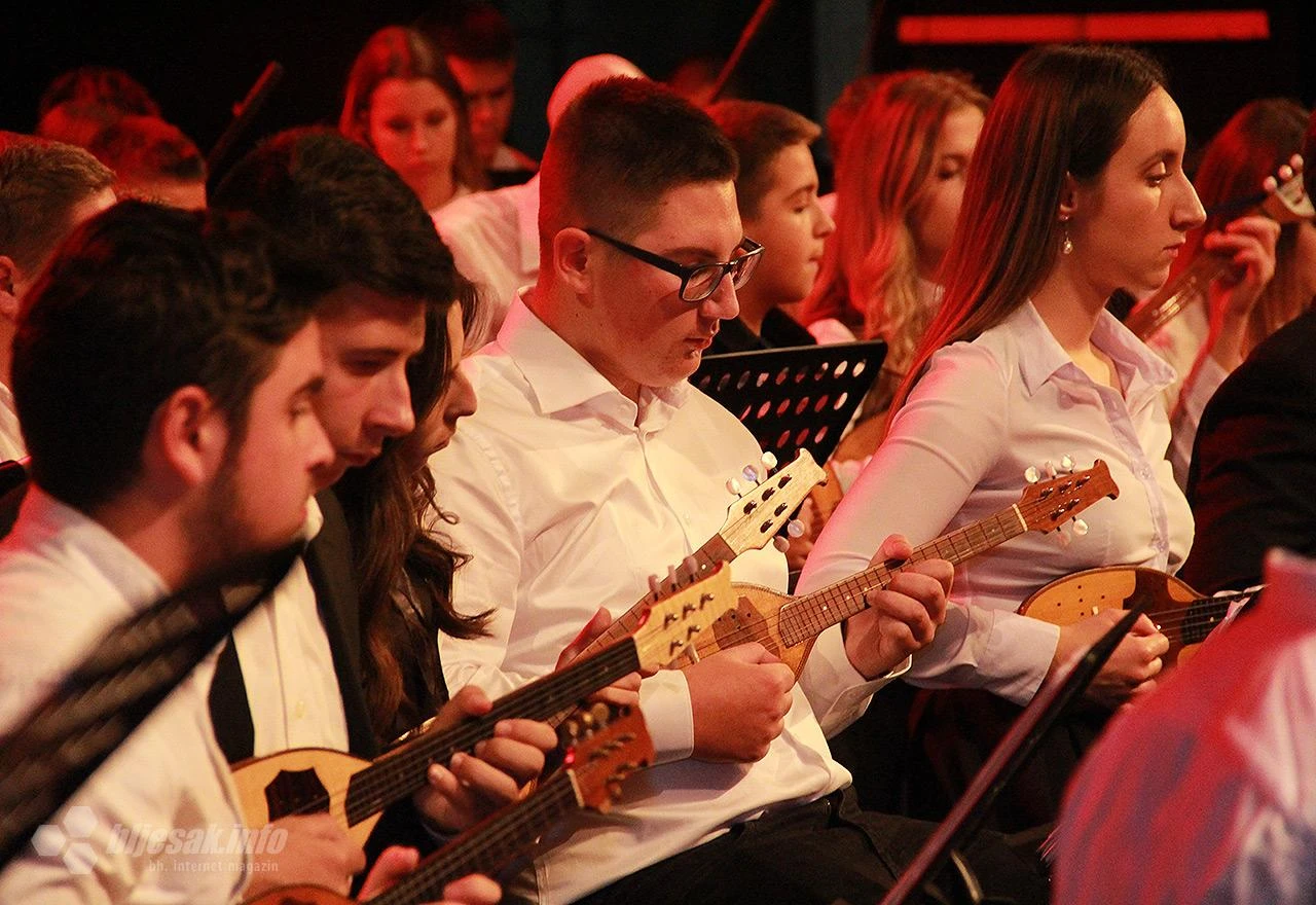 ''Tamburaška rapsodija u Hercegovini'' okupila 100 tamburaša te soliste i ansamble