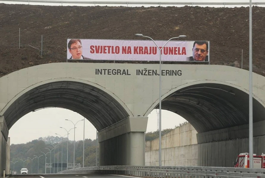 Ivan Begić skinuo transparent Dodika i Vučića 