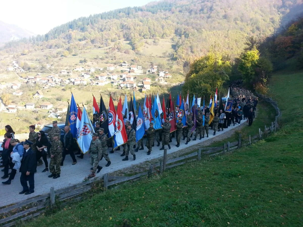 Pripadnici Ministarstva obrane i OSBiH na molitvenom pohodu na Bobovcu
