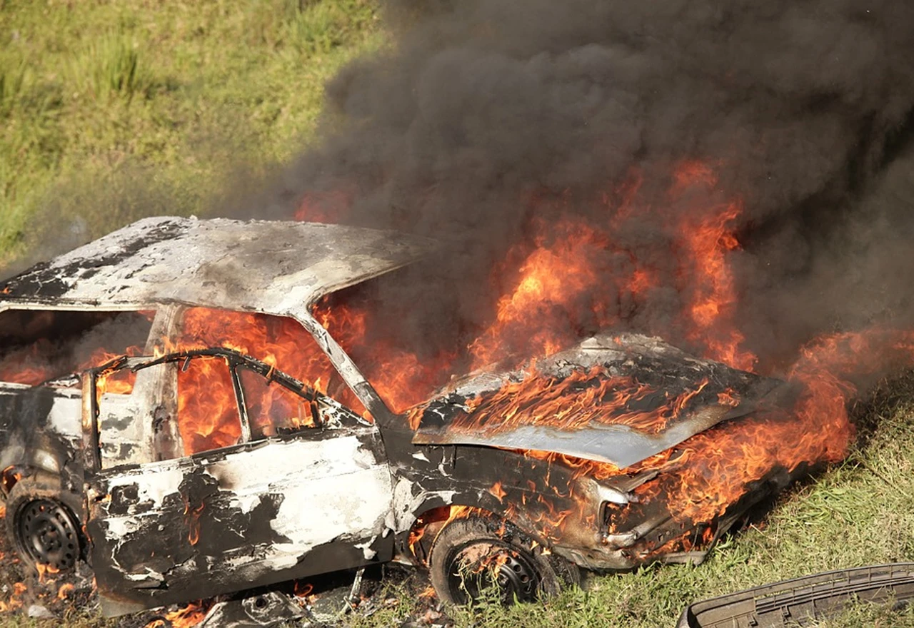Maloljetnik zapalio devet automobila