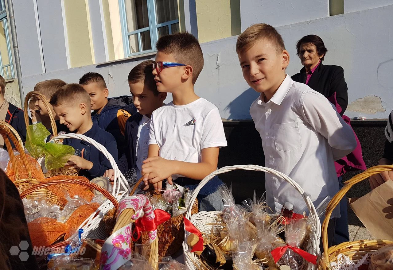 Čapljina: Stotine osnovnoškolaca na Trgu povodom Dana kruha 2019.