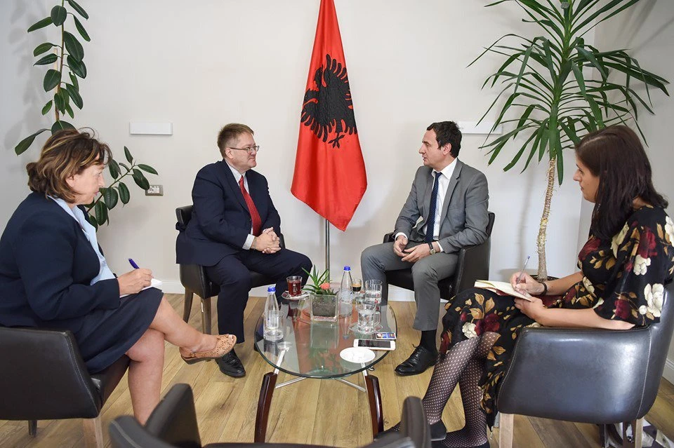 Vučić pitao britanskog veleposlanika u Prištini uz čiju se zastavu slikao