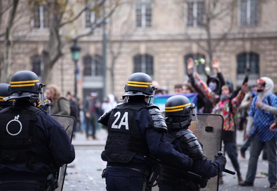 VIDEO | Potukli se policajci i vatrogasci