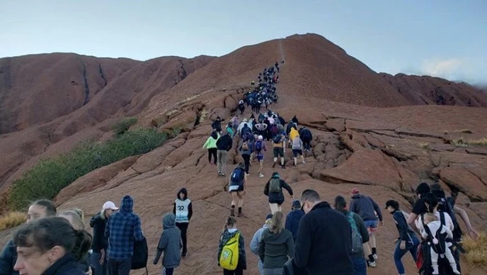 Turisti koriste zadnju priliku kako bi posjetili kameni monolit Uluru