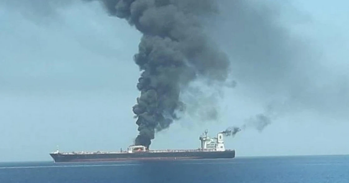 Eksplozija na iranskom tankeru, nafta iscurila u more